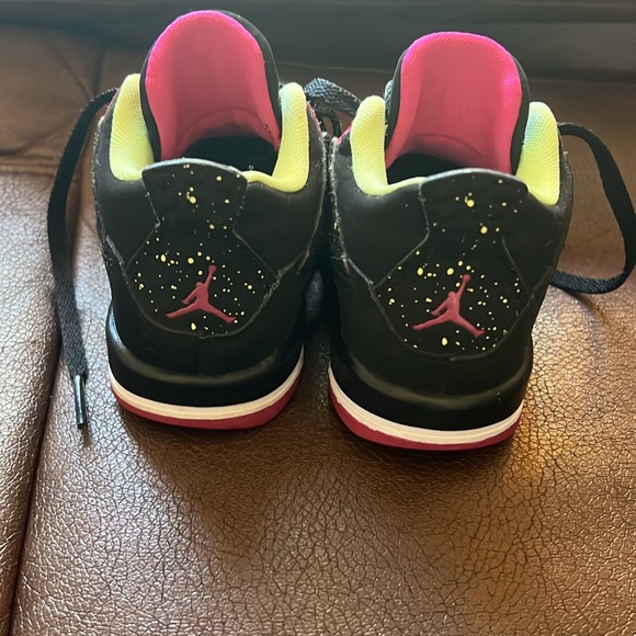 Toddler size 7c lightly used  jordans. Very cute! - Picture 3 of 9